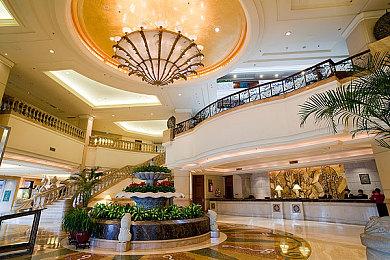 《福尔摩斯：第一章》预购开启，可额外获得套装及《福尔摩斯：罪与罚》